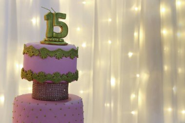 Pembe parti pastası, 15. yaş günü, altın rengi 15 numara, pembe pasta, 15 yıllık doğum günü pastası