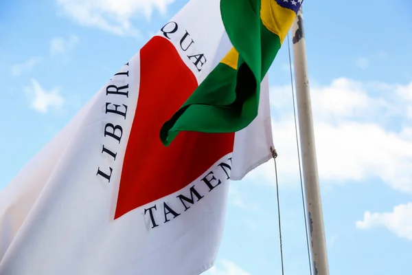 ミナスジェライス州の旗 赤と水平の白の背景 州のシンボル ブラジルの旗 — ストック写真