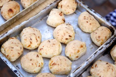 Peynirli ekmek ve teneke tepside servis edilir - Brezilya yemeği - seçici odak