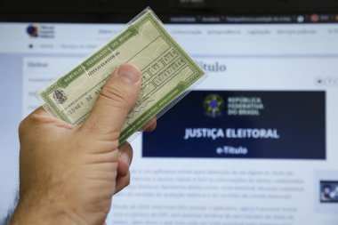 Minas Gerais, Brezilya - 25 Eylül 2022: Brezilya 'da oy vermek için kullanılan bir seçim kartı.