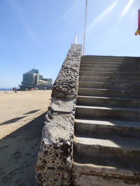 Merdivenler, sahil ve kum.