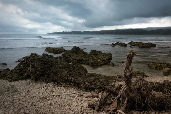 Sawarna plajı, Batı Cava 'nın Banten iline bağlı bir turizm beldesidir. Sahile vuran dalgalar, kayalarla dolu o kadar oksijenli ki sabahları yağmur mevsiminde kumsalın güzel atmosferine katkı yapıyor..