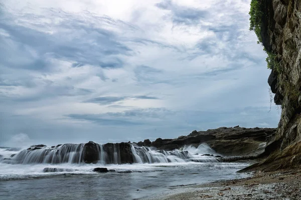 Sawarna plajı, Batı Cava 'nın Banten iline bağlı bir turizm beldesidir. Sahile vuran dalgalar, kayalarla dolu o kadar oksijenli ki sabahları yağmur mevsiminde kumsalın güzel atmosferine katkı yapıyor..
