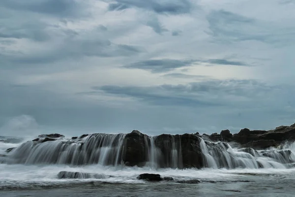 Sawarna plajı, Batı Cava 'nın Banten iline bağlı bir turizm beldesidir. Sahile vuran dalgalar, kayalarla dolu o kadar oksijenli ki sabahları yağmur mevsiminde kumsalın güzel atmosferine katkı yapıyor..