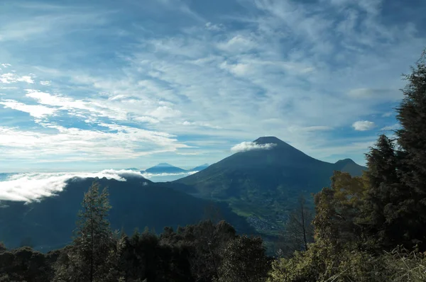 Sikunir Tepesi Orta Cava 'daki Dieng Dağları' nda yer almaktadır. Güneşin doğuşunun doğal güzelliği zirveye ulaşan turistlere açıkça gösterilecektir..