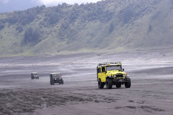 Jeep, turistlerin Bromo 'daki turistik yerleri ziyaret etmek için kullandığı araçlardan biri. Tatil sezonu geldiğinde, turist çeken turistik yerleri gezen bir sürü cip var..
