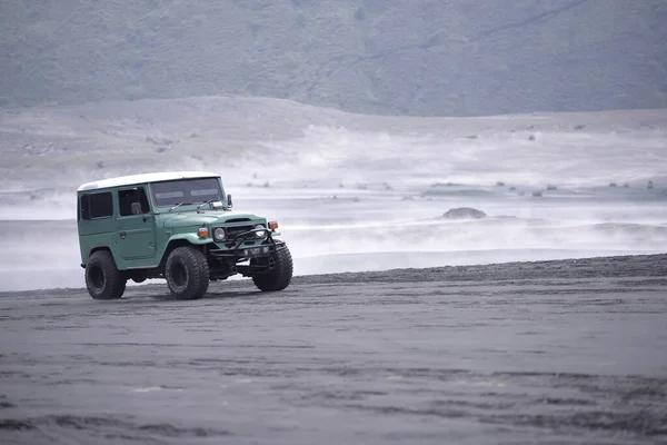 Jeep, turistlerin Bromo 'daki turistik yerleri ziyaret etmek için kullandığı araçlardan biri. Tatil sezonu geldiğinde, turist çeken turistik yerleri gezen bir sürü cip var..