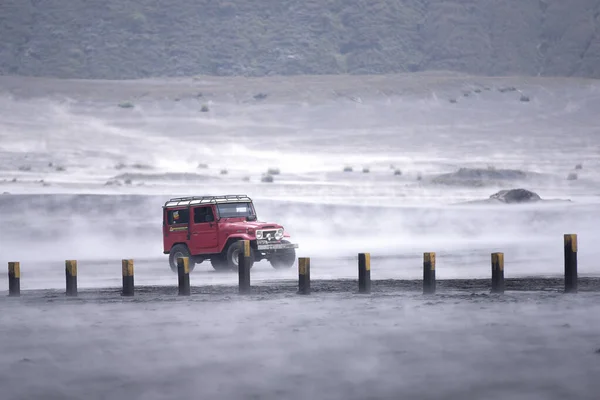 Jeep, turistlerin Bromo 'daki turistik yerleri ziyaret etmek için kullandığı araçlardan biri. Tatil sezonu geldiğinde, turist çeken turistik yerleri gezen bir sürü cip var..