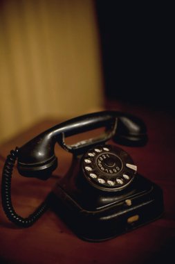 Klasik tablo telefonu, telefondaki hedef numarayı çevirerek kullanılan bir sabit hat telefonudur. Bu tür telefon ses dalgalarını iletmek için kablolar kullanır.