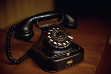 Klasik tablo telefonu, telefondaki hedef numarayı çevirerek kullanılan bir sabit hat telefonudur. Bu tür telefon ses dalgalarını iletmek için kablolar kullanır.