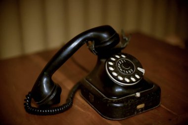 Klasik tablo telefonu, telefondaki hedef numarayı çevirerek kullanılan bir sabit hat telefonudur. Bu tür telefon ses dalgalarını iletmek için kablolar kullanır.