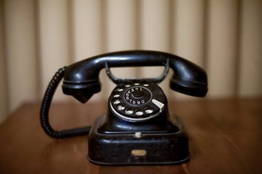 Klasik tablo telefonu, telefondaki hedef numarayı çevirerek kullanılan bir sabit hat telefonudur. Bu tür telefon ses dalgalarını iletmek için kablolar kullanır.