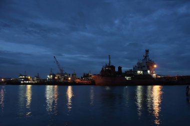 kargo gemisi gün batımında