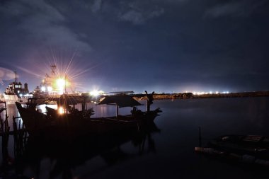 Güzel bir manzara, bulutlu bir günde gölün suyunda küçük bir tekne..