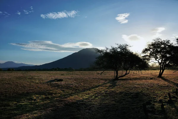 Çöl manzarası, dağlar, bulutlar, gökyüzü ve bulutlu bir gün Baluran, Doğu Java