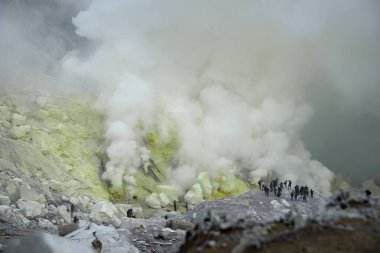 İjen Krateri, İjen Dağı 'nda 200 metre derinliği ve 5.466 hektarlık krater alanıyla yer alan bir krater gölüdür. Ijen Krateri Gölü dünyadaki en büyük asit gölüdür. Sonsuz mavi ateş fenomeni Ijen kraterinde.,
