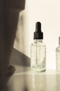 Köpüklü cam şişe. Serum ya da aroma yağı, aromaterapi ve masaj. Sağlık ve tıp konsepti, güzellik ve bencillik. Ön görünüm