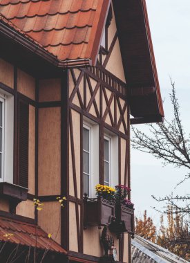 Çiçeklerle dolu bir evin ikinci katının dışında. Ülke Avrupa evi