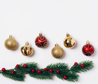 Noel altını, kırmızı toplar ve Noel ağacı dalı. Tatil için plan. Üst görünüm, düz görünüm, kopyalama alanı