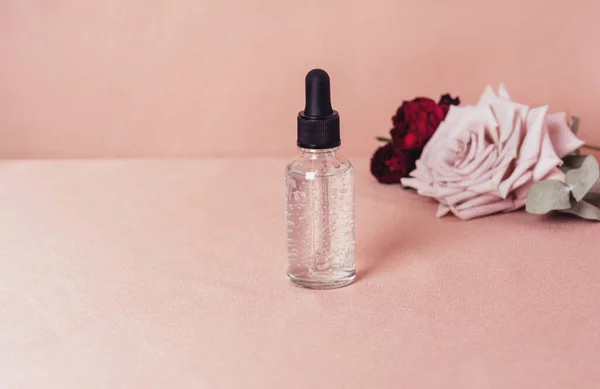 Botellas Vidrio Sobre Fondo Tela Rosa Brillante Suero Aceite Aromático —  Fotos de Stock
