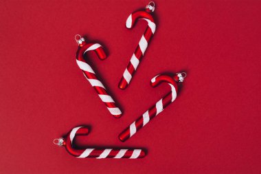 Kırmızı arka planda noel lolipoplarından yapılmış Noel ağacı. Düz konum, üst görünüm, kopyalama alanı.