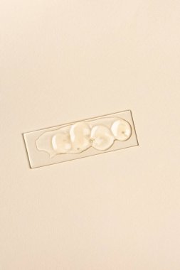 Cam üzerinde şeffaf kozmetik ürün örneği