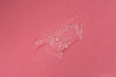 Pembe arka planda kabarcıklar olan sıvı jel kozmetik ürünü. Doku ve arkaplan