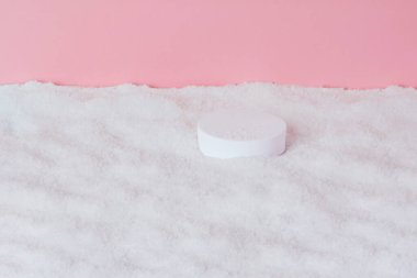 Kozmetik ürünlerin sunumu için pembe zemin üzerinde beyaz podyum. Noel arkaplanı. Boşluğu kopyala, ön görünüm