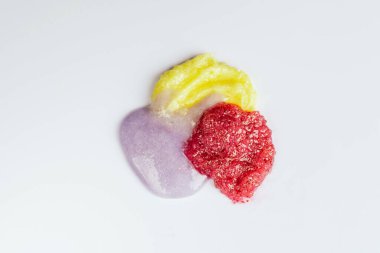 Beyaz arkaplanda çok renkli fırça lekelerini ayarla. Kozmetik ürünü. Cildinizi temizleyip cildinizi soymak. Boşluğu kopyala