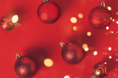 Kırmızı arka planda kırmızı Noel süslemeleri. Noel baloları. Minimalist stil. Düz yatıyordu.