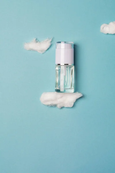 Producto cosmético facial sobre fondo azul con nubes —  Fotos de Stock