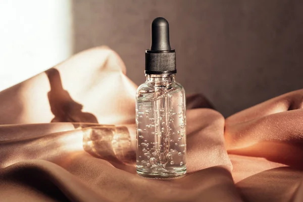 Botella Vidrio Con Líquido Con Burbujas Sobre Fondo Tela Rosa —  Fotos de Stock