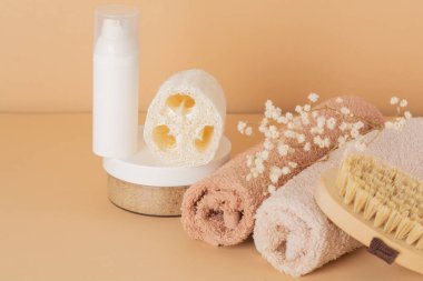 Bej arka planda kaplıca ürünleri ve çevre dostu banyo aksesuarları. Güzellik, kaplıca ve sağlık konsepti