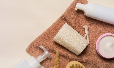 Bej arka planda kaplıca ürünleri ve çevre dostu banyo aksesuarları. Güzellik, kaplıca ve sağlık konsepti. Düz konum, boşluğu kopyala