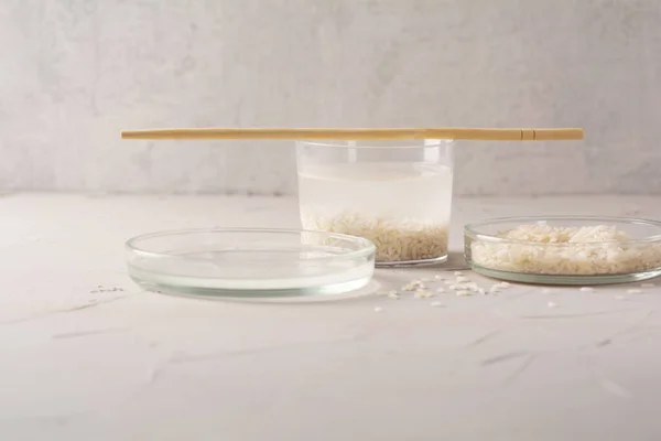 Cilt Bakımı Için Bir Kavanoz Pirinç Suyu Temizleyici Kozmetik Ürün — Stok fotoğraf