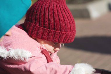 Baba ve kızı dışarıda. Parkta aktif boş zaman. Çocuğa açıklayan ebeveyn