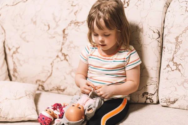 子供は家で靴ひもを結ぶことを学ぶ — ストック写真