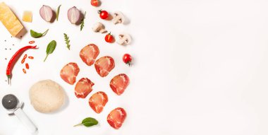 Geleneksel ev yapımı pizza hazırlama bileşenleri: parmesane, hamur, domates, mantar, fesleğen, roka, kırmızı biber, soğan, baharatlar. Pizza bıçağı. Beyaz arkaplan yiyecek dağıtımı Üst görünüm Düz görünüm