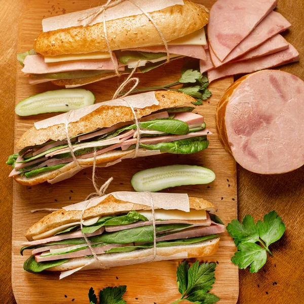 Sandwiches Ham Fresh Vegetables Herbs Rustic Wooden Chopping Board Wood — Stockfoto