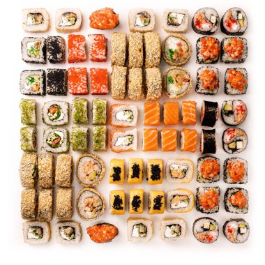 Beyaz arka planda çiğ, renkli suşi seti. Üst Manzara. Suşi parçaları koleksiyonu, beyaz arkaplanda izole.