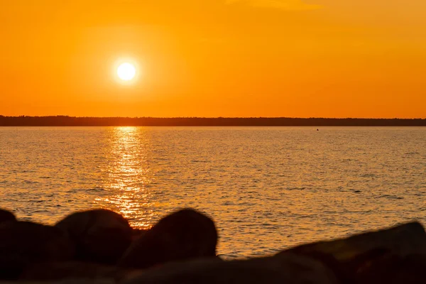 Πορτοκαλί Ηλιοβασίλεμα Πάνω Από Θάλασσα Χρυσή Δύση Θάλασσα Βράχια Ήλιο — Φωτογραφία Αρχείου