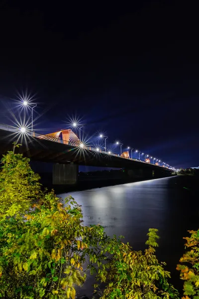 Foto Verticale Angolo Basso Notte Ponte Meridionale Lettone Dienvidu Tilts — Foto Stock