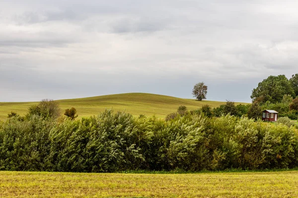 Faliste Krajobrazy Rolnicze Zielone Drzewa Szare Błękitne Niebo Mała Czerwona — Zdjęcie stockowe