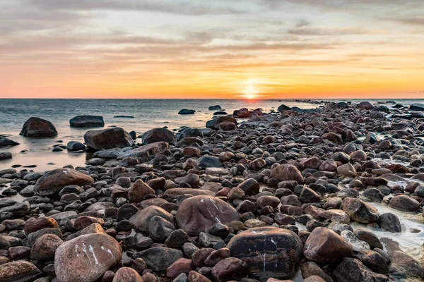 Sol Pone Sobre Muelle Rocoso Para Calmar Mar Vista Romántica — Foto de Stock