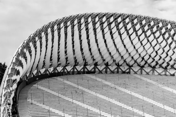 Riga, Letonya 'da bulunan Meaparks Great Bandstand (Lavian: Meaparka Liel estrde) adlı modern eşkenar dörtgenin ayrıntıları. Siyah ve beyaz açık hava sahnesi. Şarkı Festivali Orkestrasının sol tarafında. 