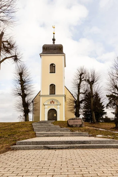 Foto Vertical Baixo Ângulo Para Iluminar Igreja Amarela Santa Catarina — Fotografia de Stock