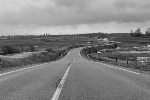 Zwart Wit Foto Van Bochtige Asfaltweg Bewolkte Vroege Voorjaarsdag Monochromatische — Stockfoto