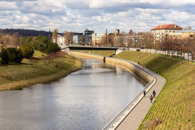 Yaya köprüsü Simono Daukanto tiltas 'tan Neman nehrine, güzel nehir kıyısına ve uzaktan Litvanya' nın Kaunas kentinin görülebilir görüntüsü. Bulutlu bir günde Neman 'ın Kaunas' taki manzarası.