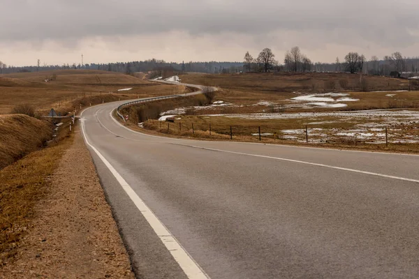 Low Angle Photo Tarmac Curvy Road Vintage Brown Meadows Early — Stockfoto