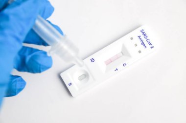Adam covid-19 antijen pcr test makrosu yapıyor. Test pozitif sonuç verdi.